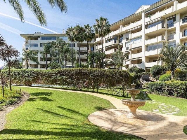 2 Bedrooms Apartment in Guadalmina Baja