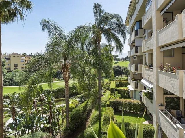 2 Bedrooms Apartment in Guadalmina Baja