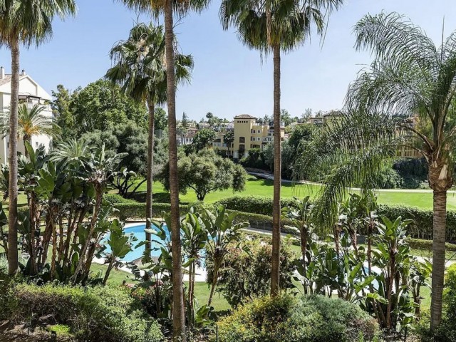 2 Bedrooms Apartment in Guadalmina Baja