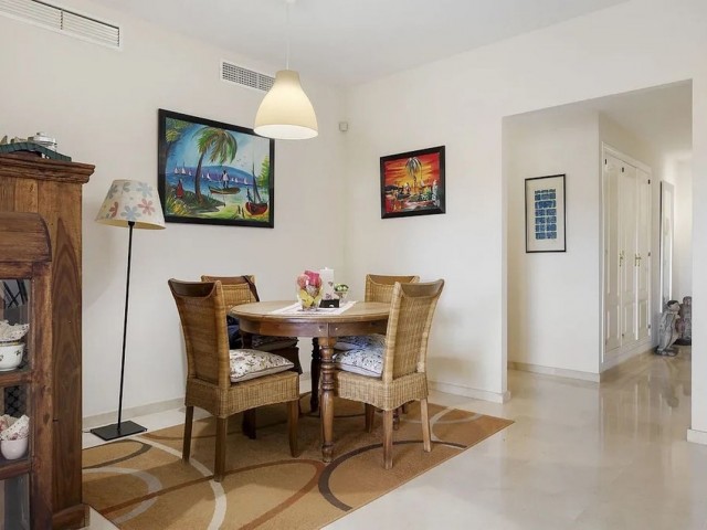2 Bedrooms Apartment in Guadalmina Baja