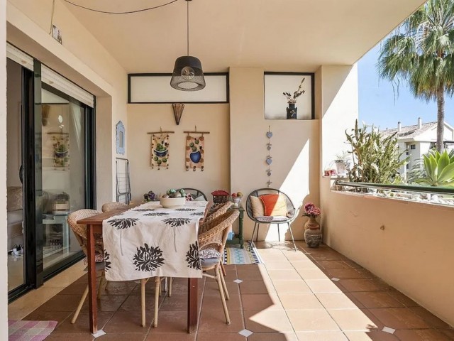 2 Bedrooms Apartment in Guadalmina Baja