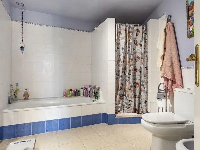 2 Bedrooms Apartment in Guadalmina Baja