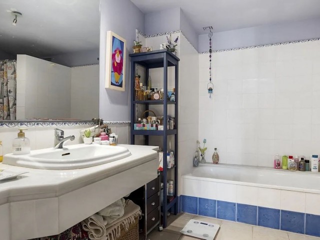 2 Bedrooms Apartment in Guadalmina Baja