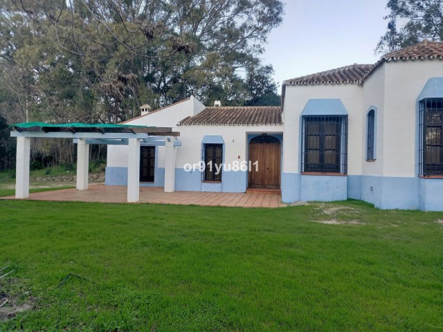 Villa con 5 Dormitorios  en Casares