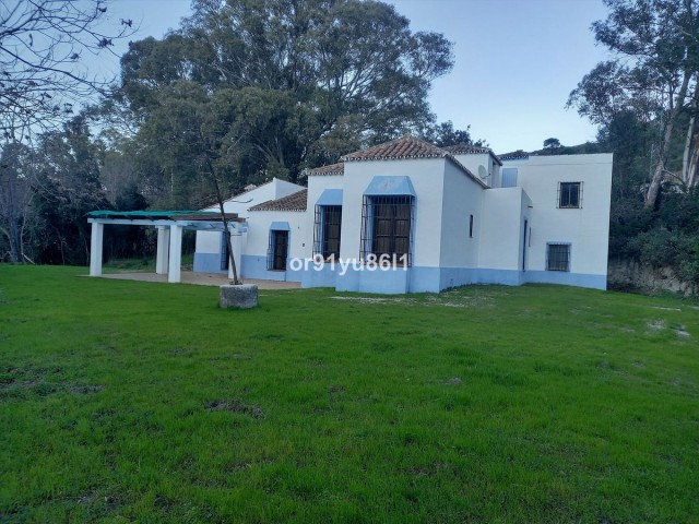 Villa con 5 Dormitorios  en Casares