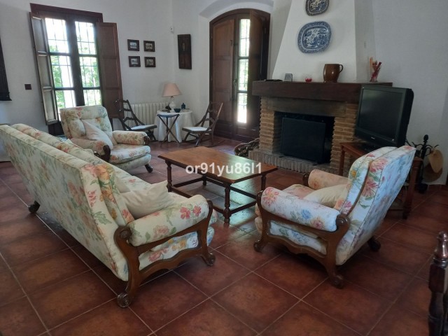 Villa con 5 Dormitorios  en Casares