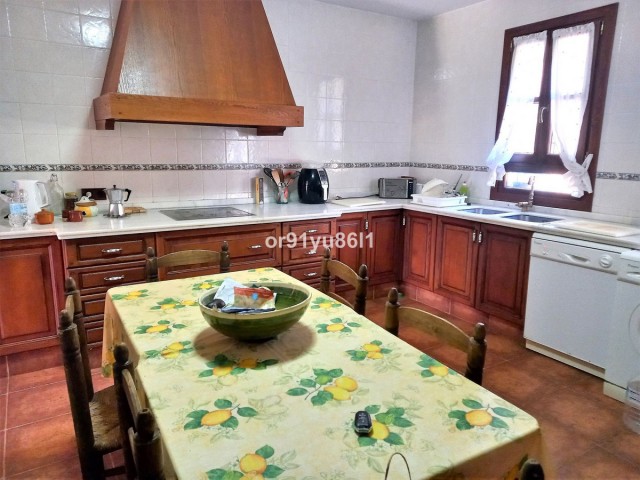 Villa con 5 Dormitorios  en Casares