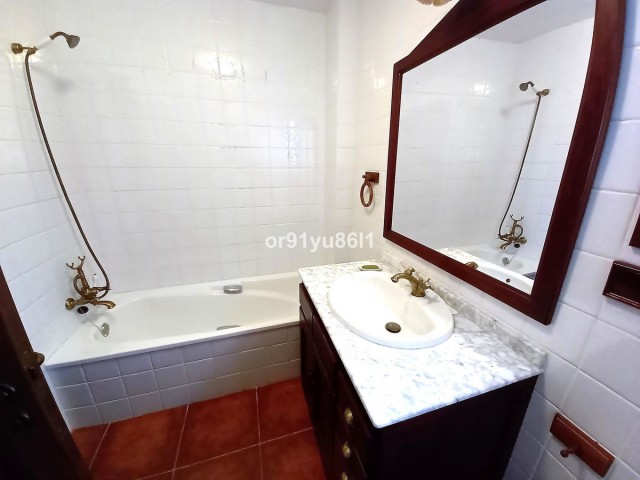 Villa con 5 Dormitorios  en Casares