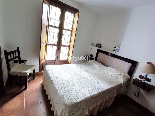 Villa con 5 Dormitorios  en Casares
