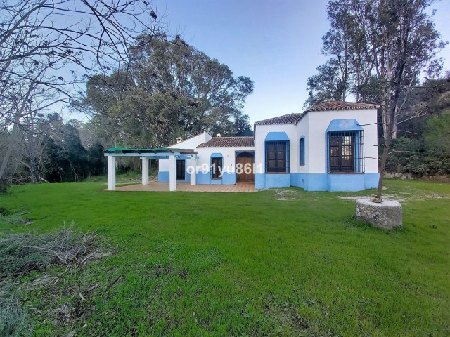 Villa con 5 Dormitorios  en Casares
