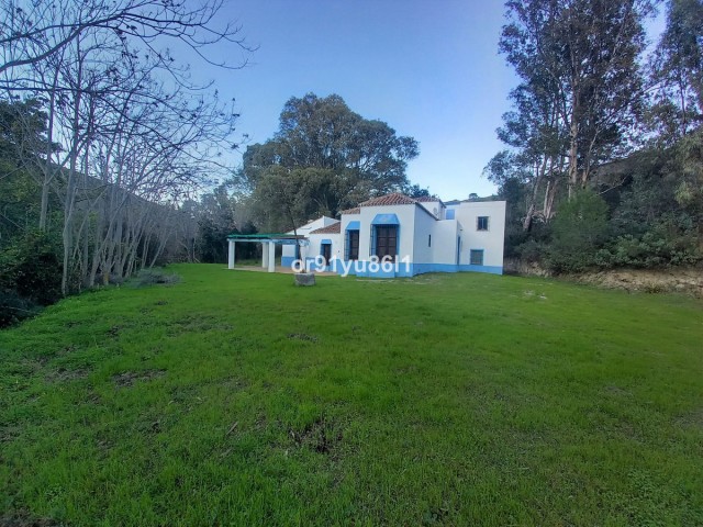 Villa con 5 Dormitorios  en Casares