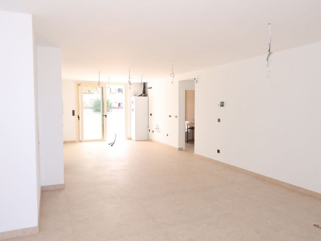 Apartamento con 3 Dormitorios  en Selwo