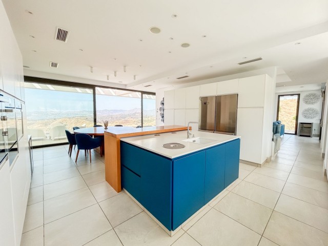 Villa con 4 Dormitorios  en Mijas