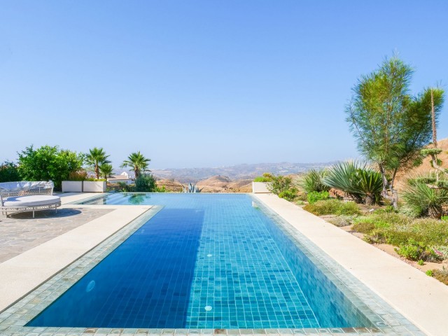 Villa con 4 Dormitorios  en Mijas