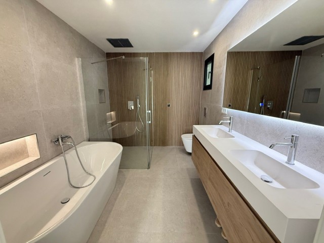 Appartement avec 3 Chambres  à Estepona
