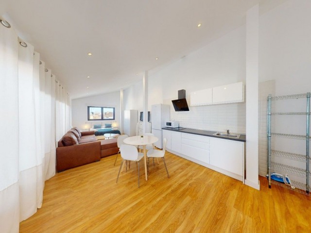 Comercial con 4 Dormitorios  en Málaga