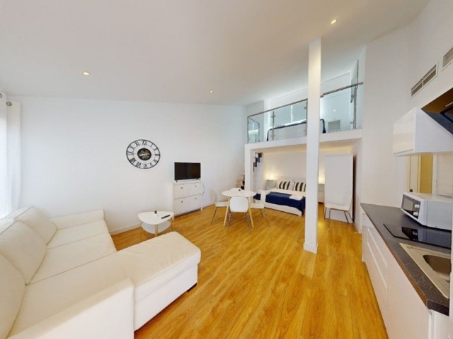 Comercial con 4 Dormitorios  en Málaga