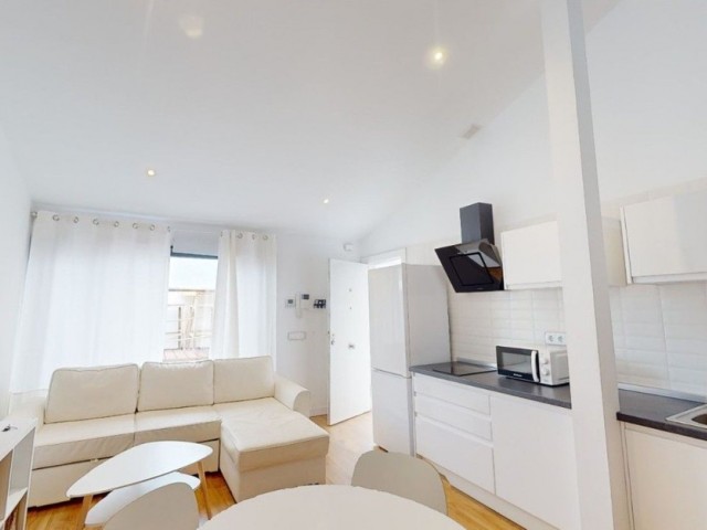 Comercial con 4 Dormitorios  en Málaga