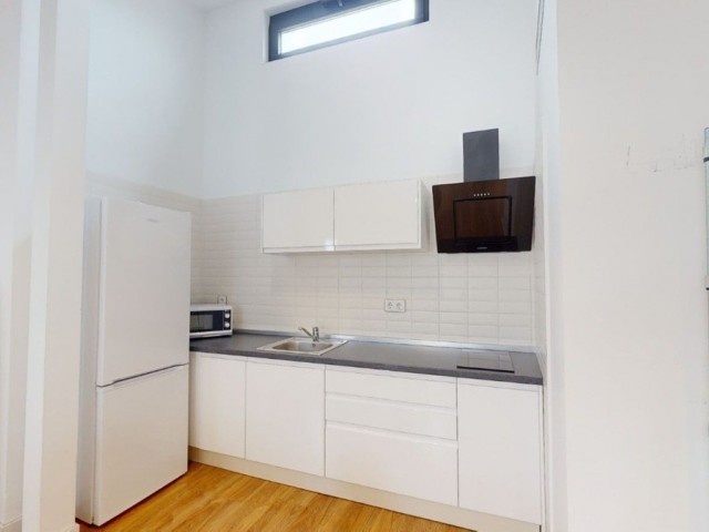 Comercial con 4 Dormitorios  en Málaga