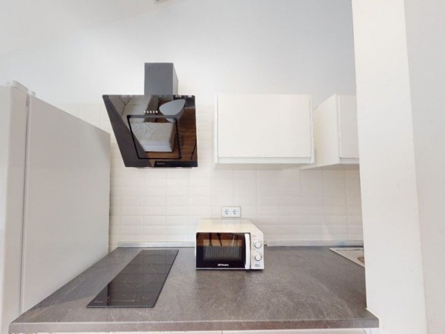 Comercial con 4 Dormitorios  en Málaga