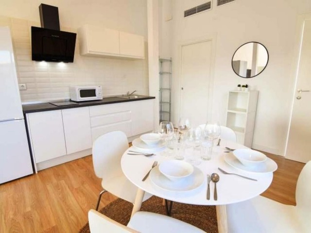 Comercial con 4 Dormitorios  en Málaga