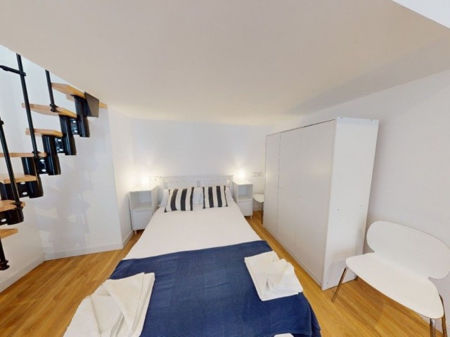 Comercial con 4 Dormitorios  en Málaga