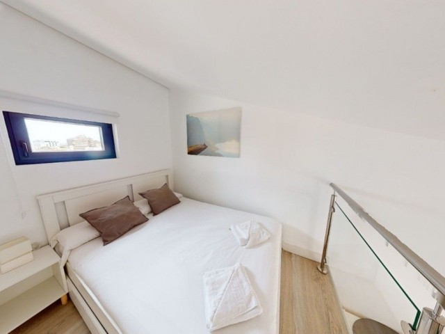 Comercial con 4 Dormitorios  en Málaga