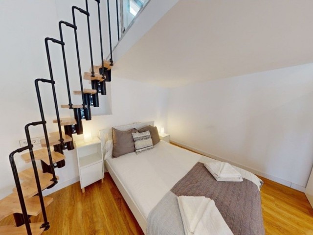 Comercial con 4 Dormitorios  en Málaga