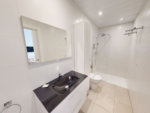 Comercial con 4 Dormitorios  en Málaga