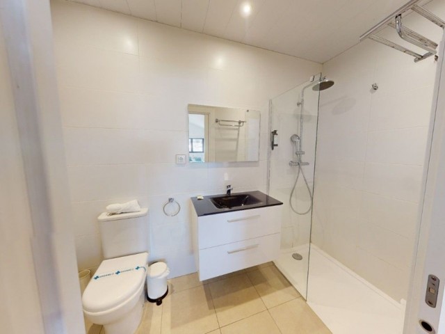 Comercial con 4 Dormitorios  en Málaga