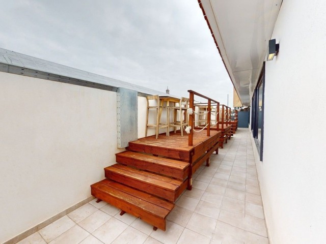 Comercial con 4 Dormitorios  en Málaga