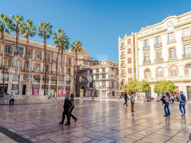 Comercial con 4 Dormitorios  en Málaga