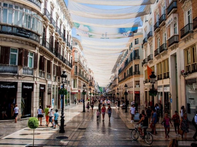 Comercial con 4 Dormitorios  en Málaga