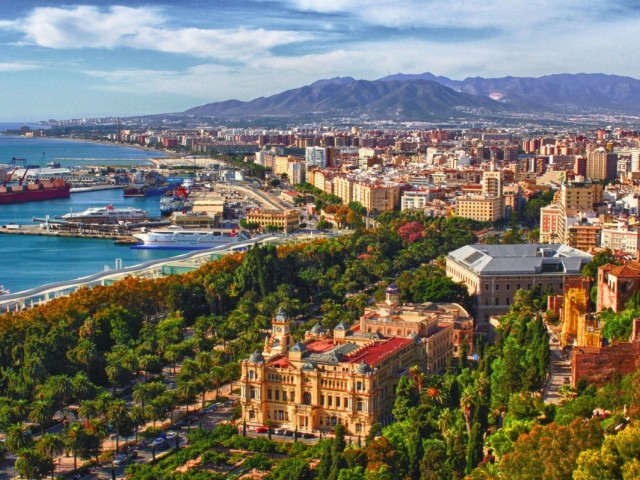 Comercial con 4 Dormitorios  en Málaga