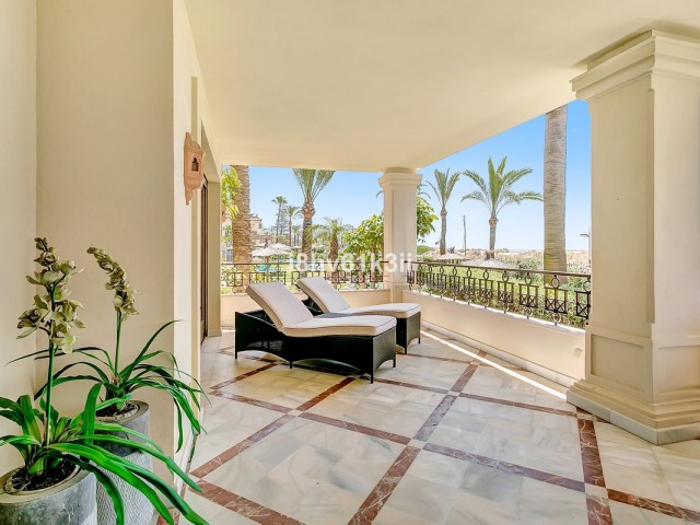 Apartamento con 3 Dormitorios  en Marbella