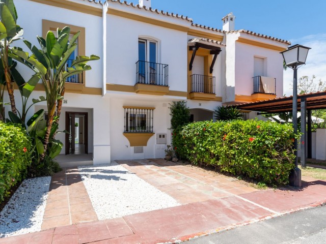 Maison mitoyenne avec 4 Chambres  à Estepona