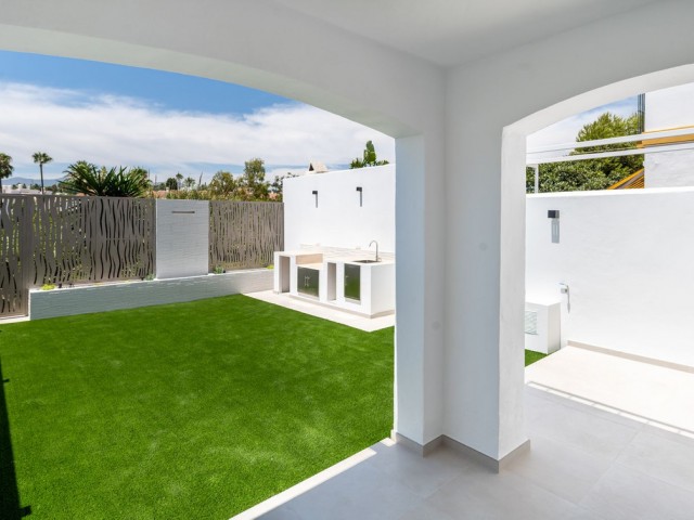 Maison mitoyenne avec 4 Chambres  à Estepona