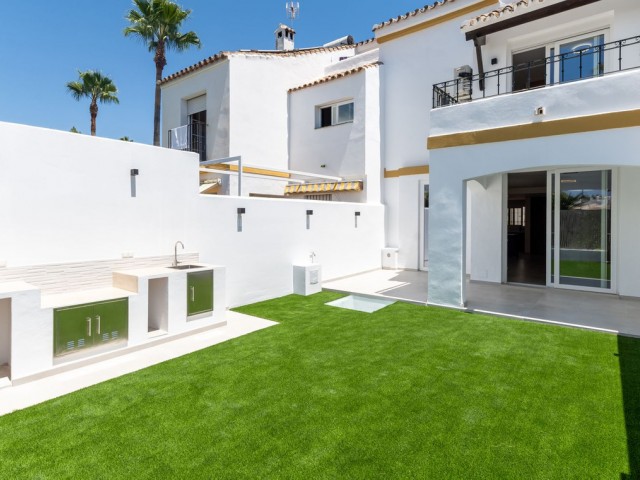 Maison mitoyenne avec 4 Chambres  à Estepona