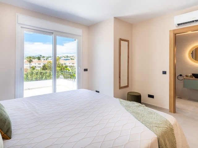 Maison mitoyenne avec 4 Chambres  à Estepona