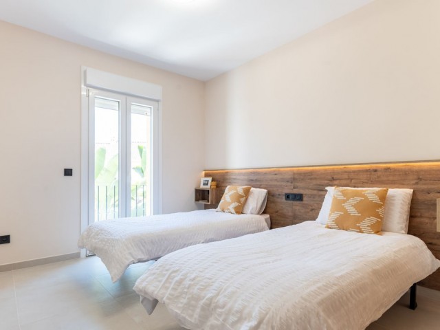 Maison mitoyenne avec 4 Chambres  à Estepona