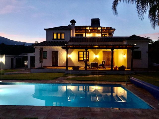 Villa avec 4 Chambres  à Estepona