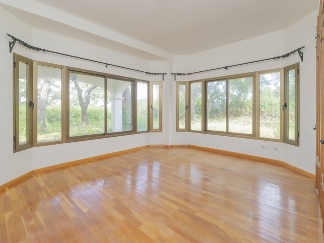 6 Bedrooms Villa in San Roque Club