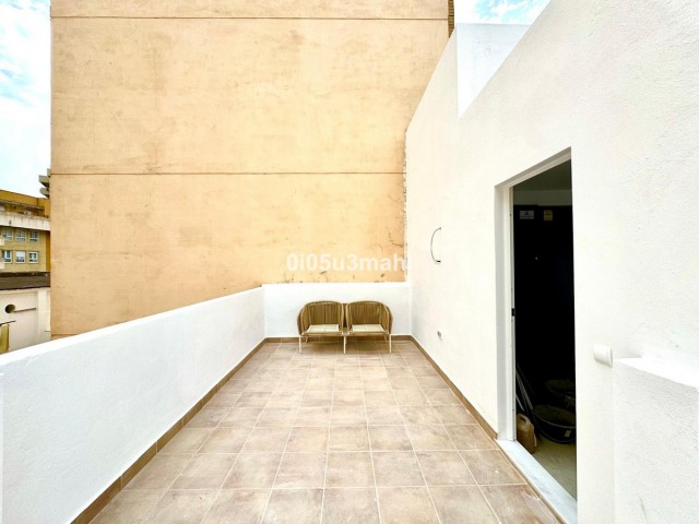 Comercial con 6 Dormitorios  en Málaga