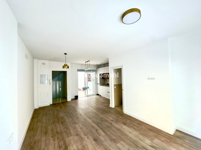 Comercial con 6 Dormitorios  en Málaga