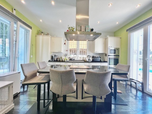 4 Bedrooms Villa in Istán