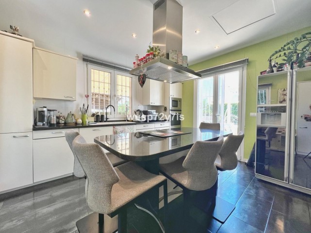 4 Bedrooms Villa in Istán