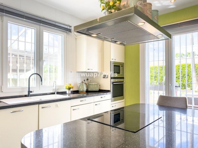 4 Bedrooms Villa in Istán