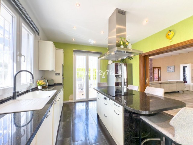 4 Bedrooms Villa in Istán