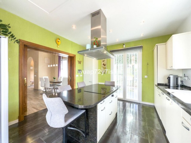 4 Bedrooms Villa in Istán