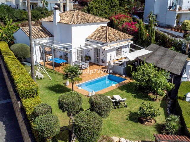 Villa con 4 Dormitorios  en Istán